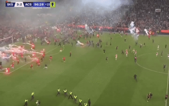 Torcida invade gramado minutos antes de clube tcheco conquistar título e faz partida ser suspensa; veja