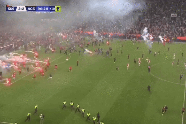 Torcida invade gramado minutos antes de clube tcheco conquistar título e faz partida ser suspensa; veja