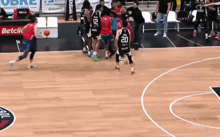 Jogo de basquete em Portugal tem pancadaria generalizada e 11 jogadores expulsos
