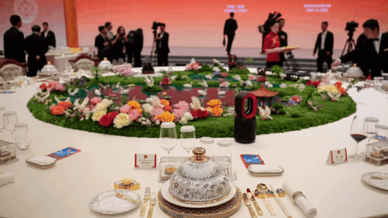 Louça luxuosa, Musk ‘tietado’ e mais: veja VÍDEO e FOTOS de banquete com Trump e Xi na China