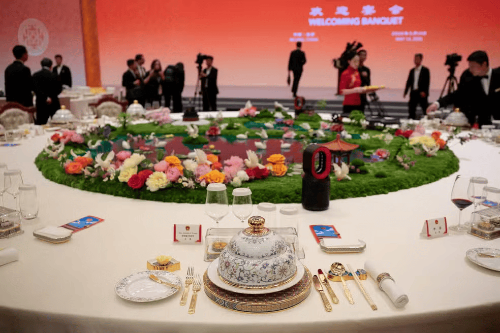 Louça luxuosa, Musk ‘tietado’ e mais: veja VÍDEO e FOTOS de banquete com Trump e Xi na China