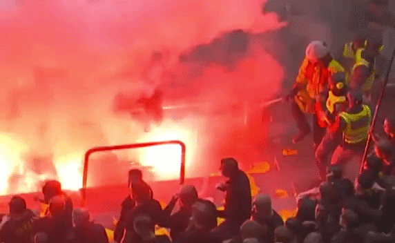 Incêndio na arquibancada assusta torcedores e paralisa clássico na Suécia; veja vídeo