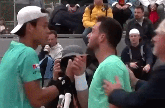 Tenista espanhol encara adversário após duelo no qualifying de Roland Garros: “Quer resolver lá fora?”