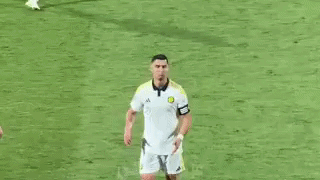 Cristiano Ronaldo ironiza torcida rival após gritos de “Messi”; veja reação