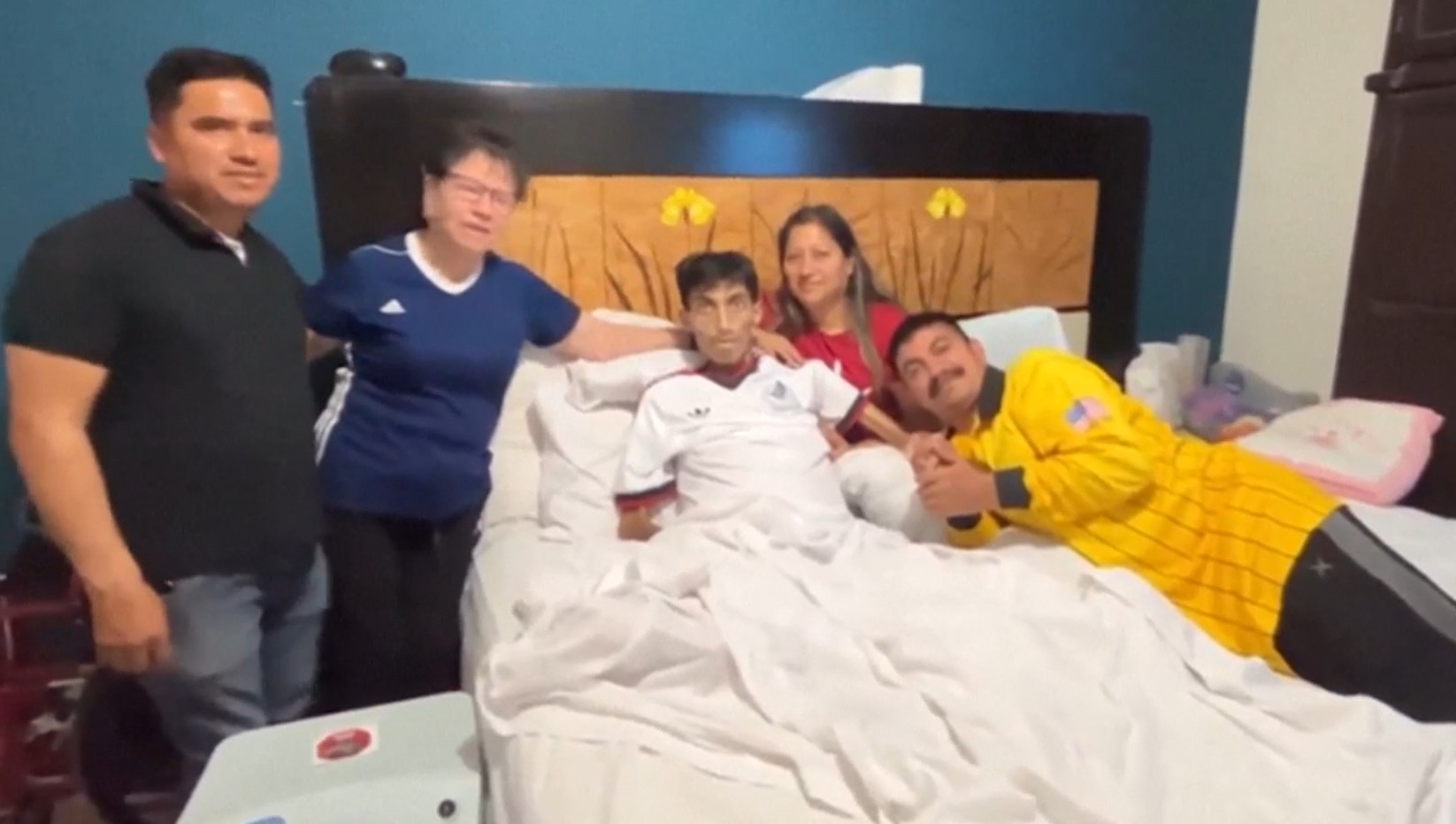 Pais de jovem com câncer terminal que estavam detidos pelo ICE reencontram filho um dia antes de sua morte