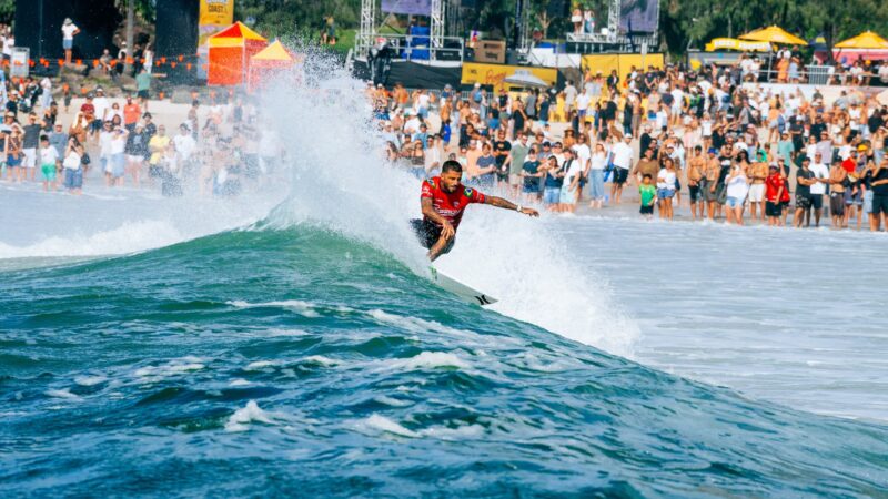 Filipe Toledo bate Samuel Pupo e vai à semifinal de Gold Coast; Mateus Herdy é eliminado