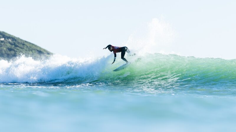 Filipe Toledo elimina Gabriel Medina pela 2ª vez seguida e vai às quartas em Raglan
