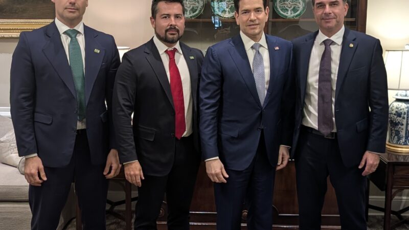 Flávio Bolsonaro se encontra com vice de Trump e secretário de Estado dos EUA