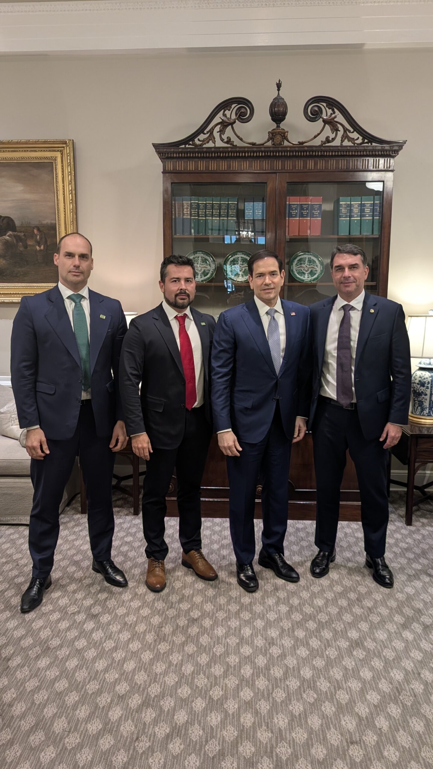 Flávio Bolsonaro se encontra com vice de Trump e secretário de Estado dos EUA