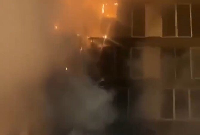 Torcedores colocam fogo na fachada da sede do governo da Líbia em protesto contra arbitragem
