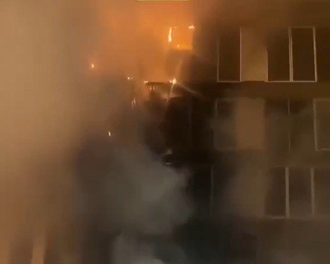 Torcedores colocam fogo na fachada da sede do governo da Líbia em protesto contra arbitragem