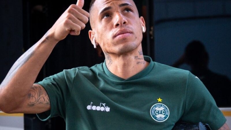 Artilheiro do Coritiba, Breno Lopes destaca foco no Inter: “Jogo crucial”