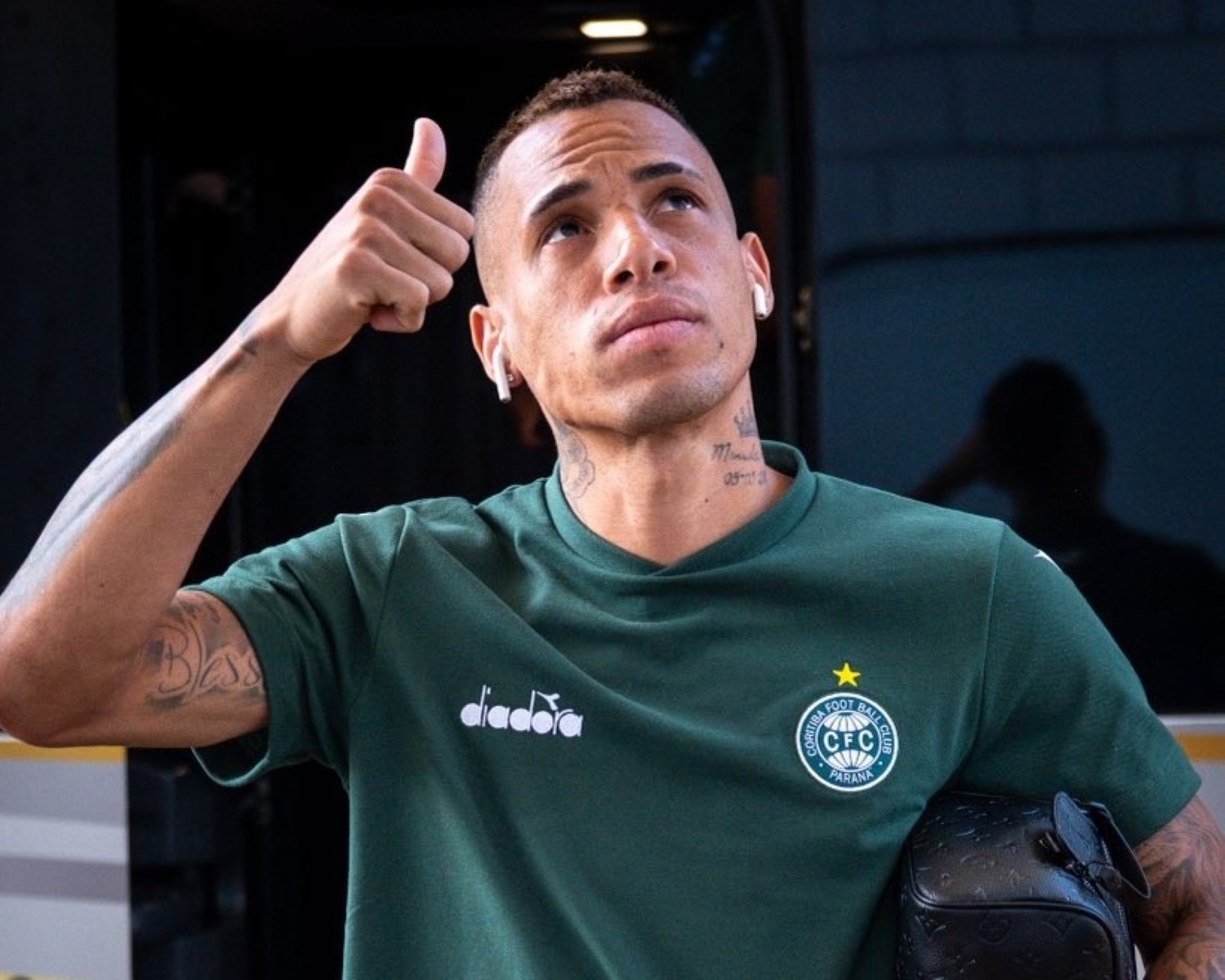 Artilheiro do Coritiba, Breno Lopes destaca foco no Inter: “Jogo crucial”