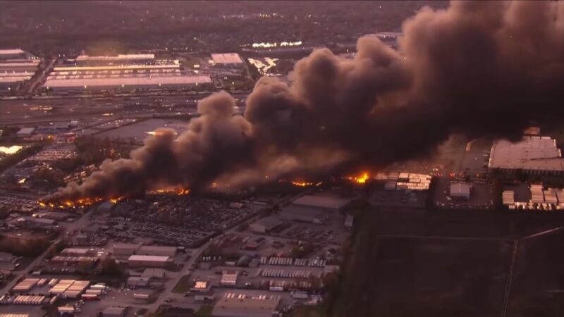 VÍDEO mostra motor se descolando de avião de carga que explodiu matando sete pessoas em 2025, nos EUA
