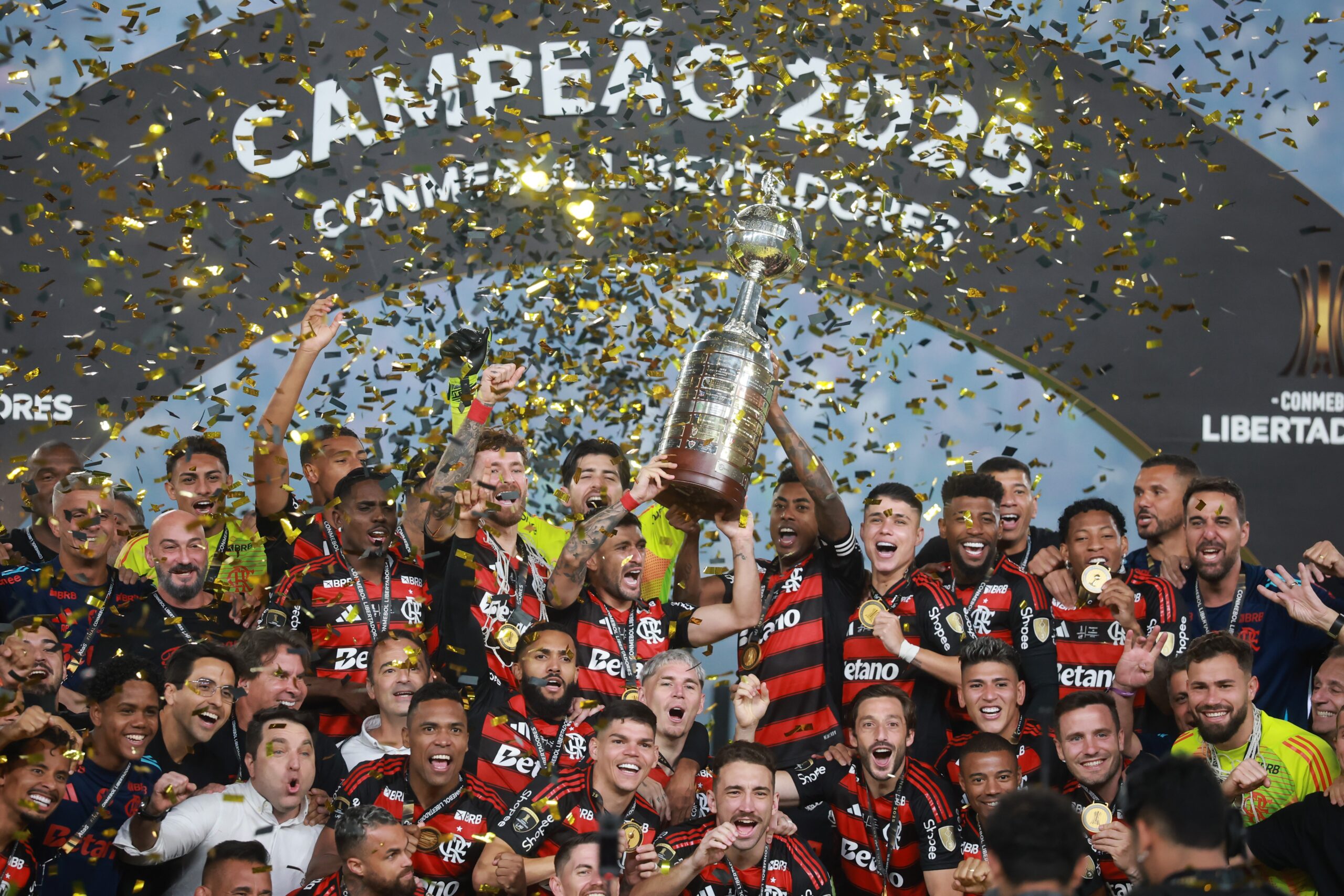Museu Flamengo promove exposição inédita com as sete taças conquistadas em 2025