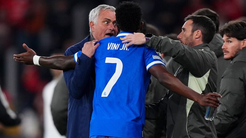 Benfica se antecipa ao Real Madrid e tenta renovar com Mourinho, diz jornal