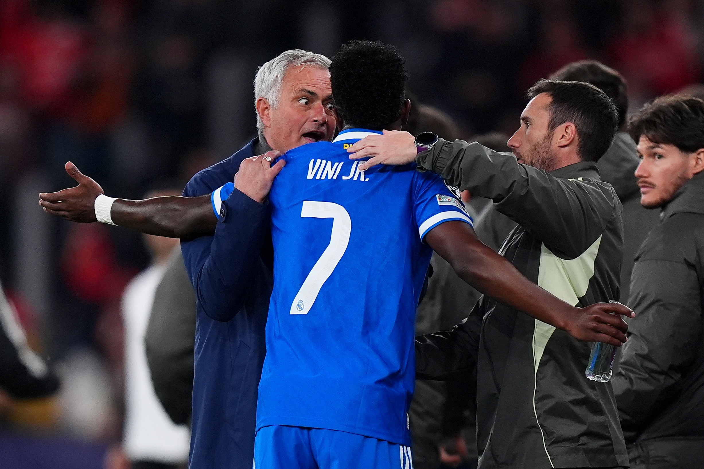Benfica se antecipa ao Real Madrid e tenta renovar com Mourinho, diz jornal