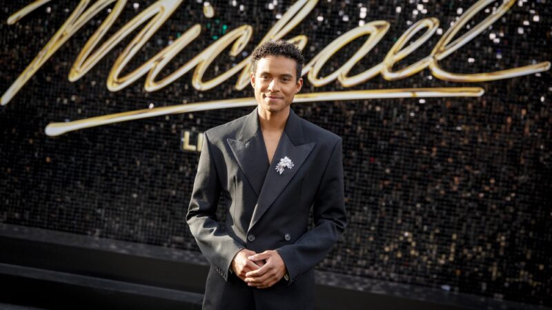 Estrela de “Michael”, Jaafar Jackson marca presença no jogo entre OKC e Lakers na NBA; veja vídeo