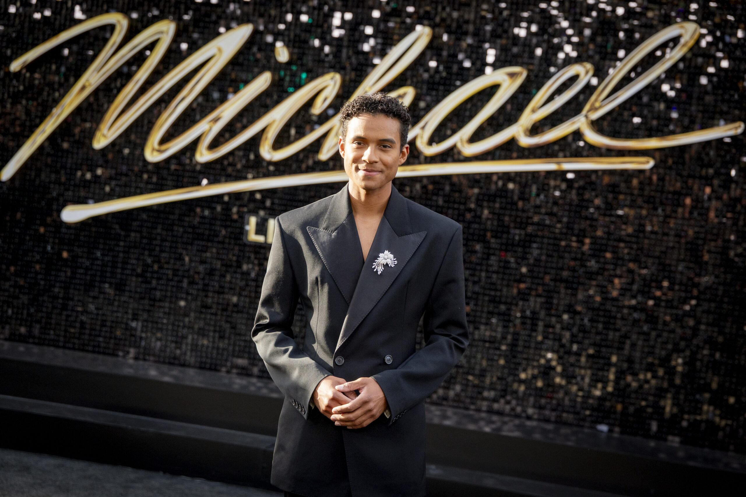 Estrela de “Michael”, Jaafar Jackson marca presença no jogo entre OKC e Lakers na NBA; veja vídeo