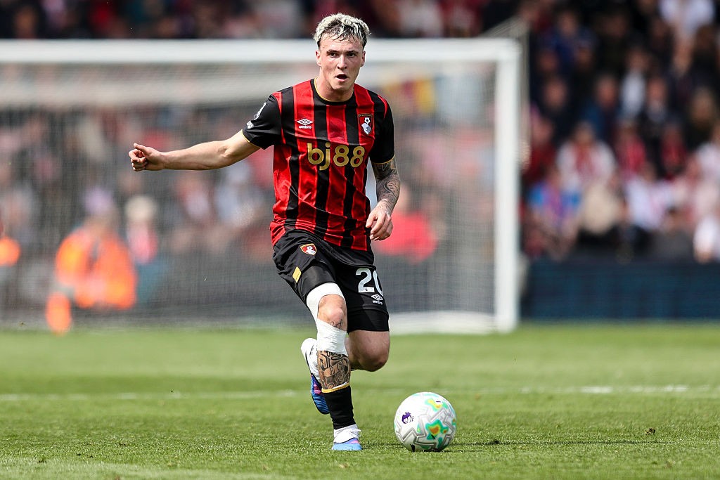 Bournemouth afasta lateral-direito de jogo da Premier League
