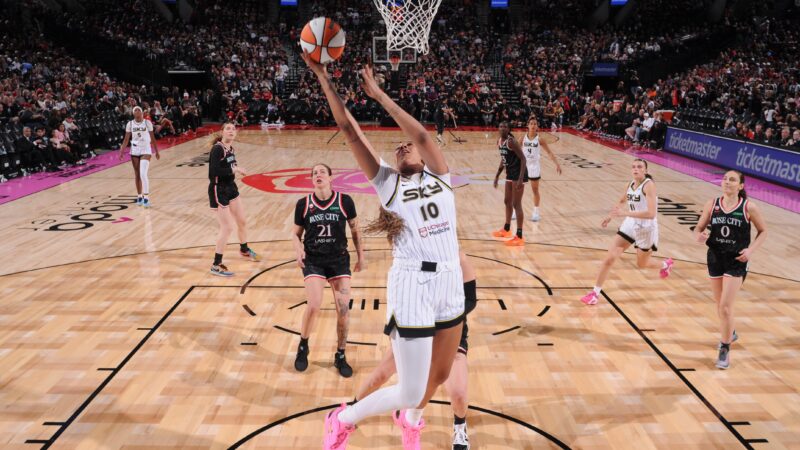 Kamilla Cardoso brilha com duplo-duplo e lidera vitória do Chicago Sky na estreia da WNBA