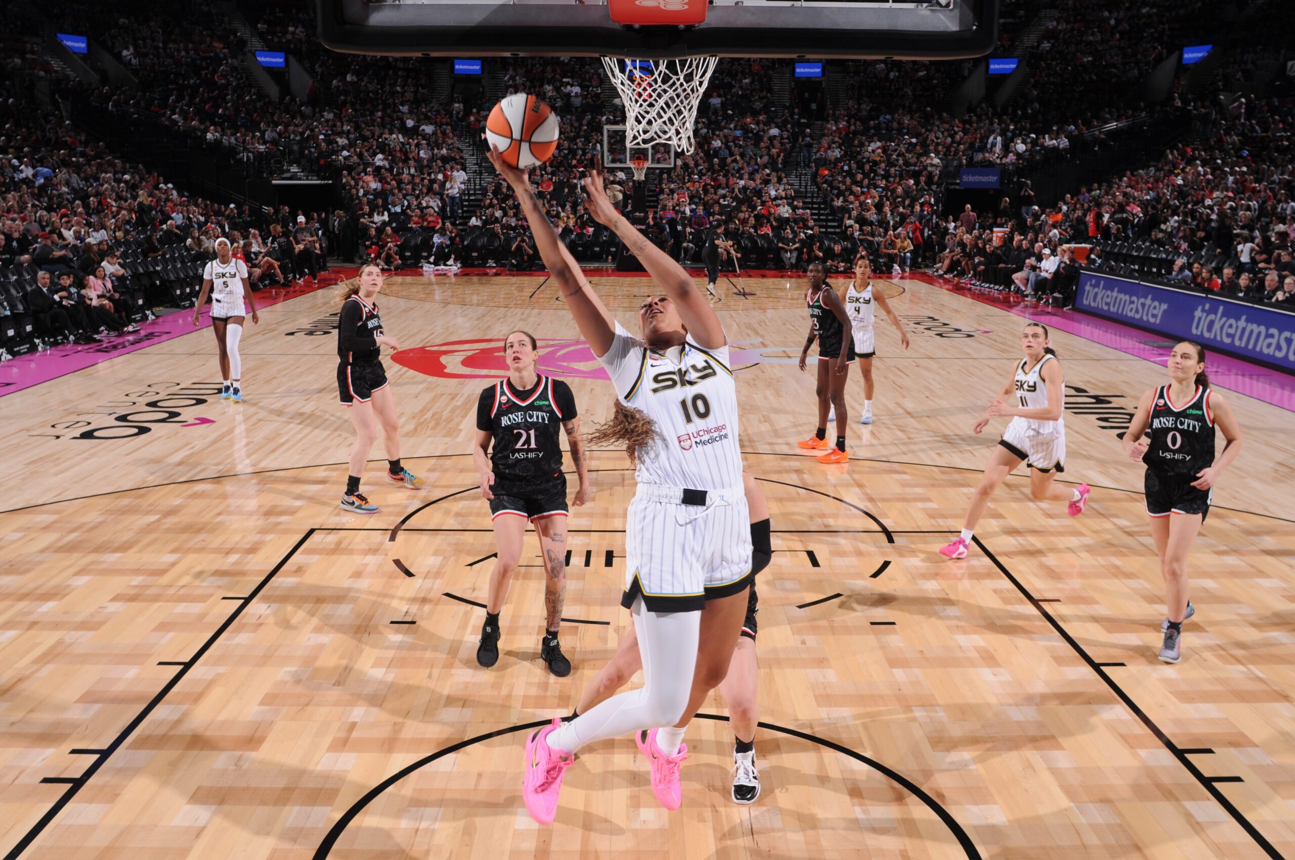 Kamilla Cardoso brilha com duplo-duplo e lidera vitória do Chicago Sky na estreia da WNBA