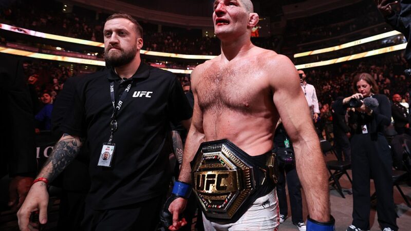 UFC 328:  Sean Strickland frustra quedas de Chimaev e volta a ser campeão dos médios