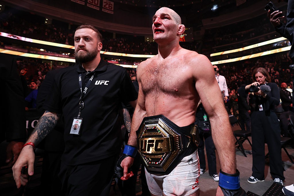 UFC 328:  Sean Strickland frustra quedas de Chimaev e volta a ser campeão dos médios