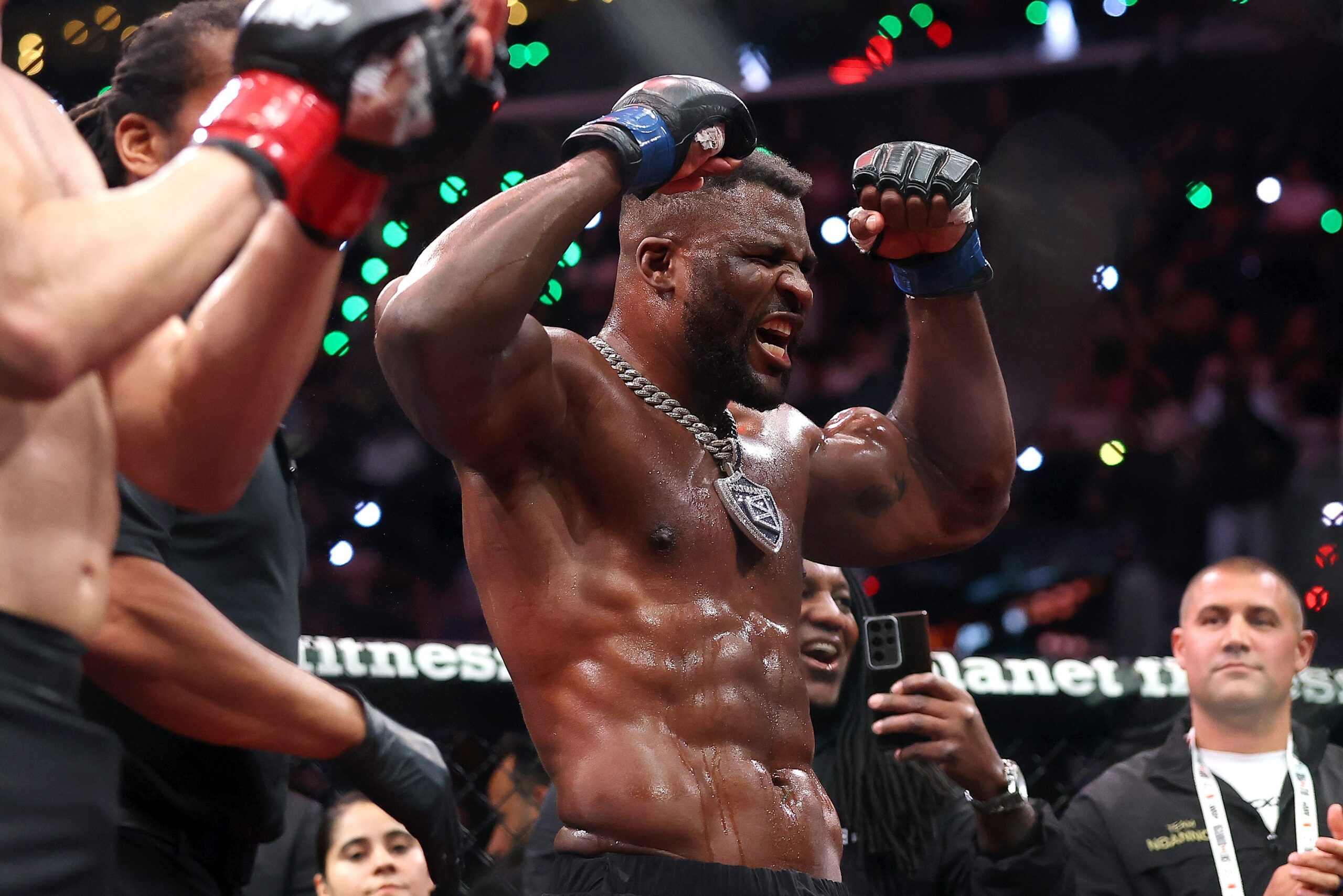 Francis Ngannou nocauteia Philipe Lins e desafia Jon Jones