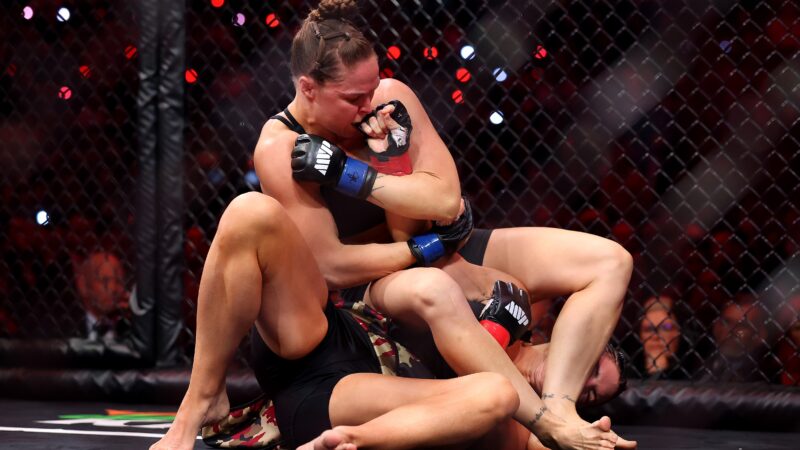 Ronda Rousey atropela e finaliza Gina Carano com 17s em retorno das lendas do MMA feminino