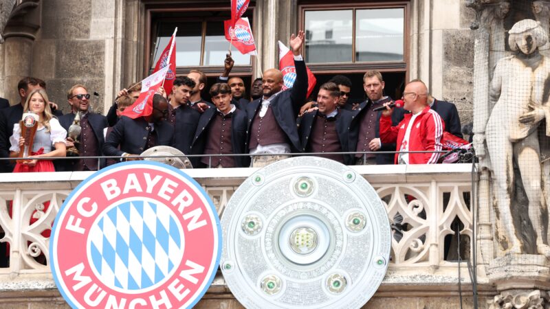 Torcedores rivais se infiltram em festa por título do Bayern e provocam com frase em bandeirão; veja