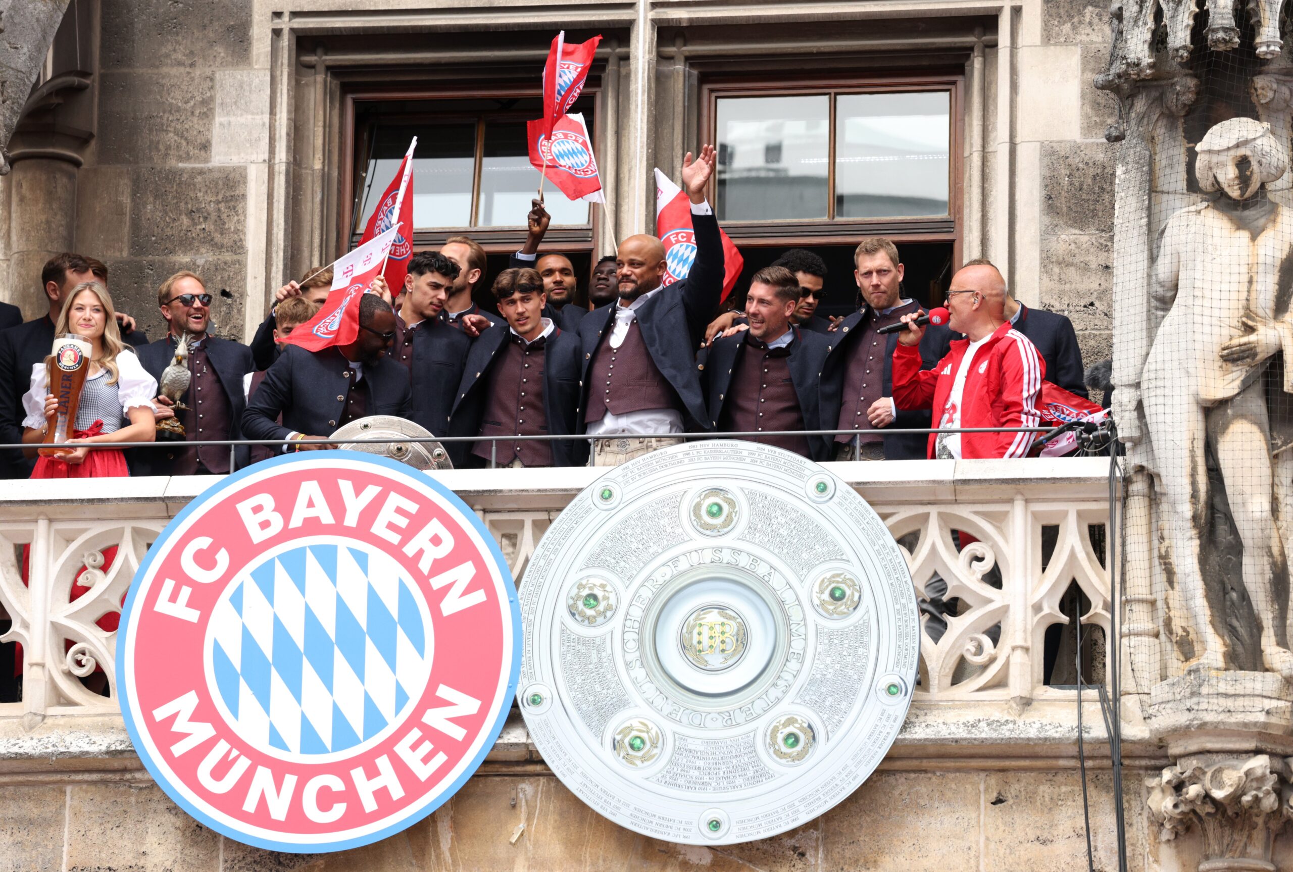 Torcedores rivais se infiltram em festa por título do Bayern e provocam com frase em bandeirão; veja