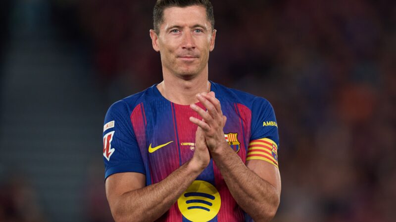 Hansi Flick lamenta saída de Lewandowski do Barcelona: “Não será fácil substituí-lo”