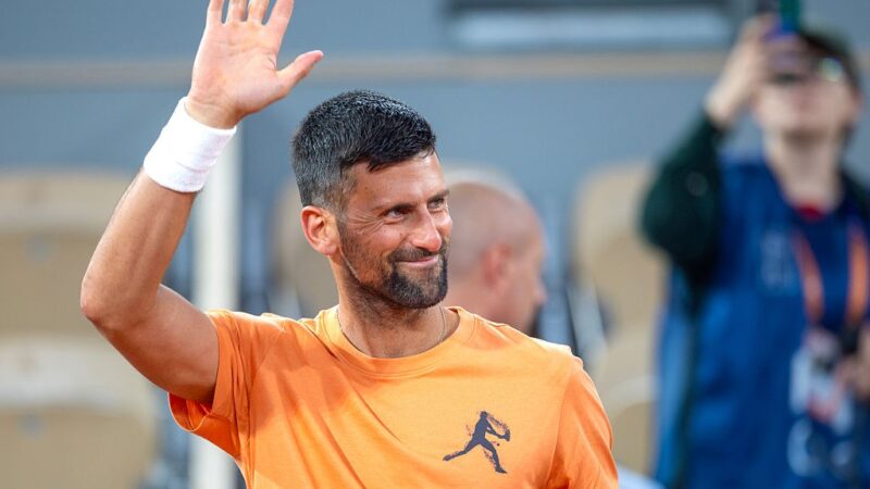 Ovacionado em treino, Djokovic luta contra corpo na busca por 25º Grand Slam: “É frustrante”