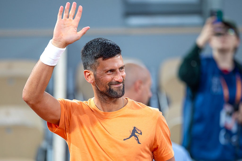 Ovacionado em treino, Djokovic luta contra corpo na busca por 25º Grand Slam: “É frustrante”
