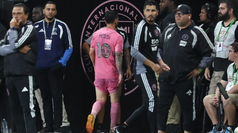Messi vai passar por exames após deixar jogo do Inter Miami com dores e preocupa a Argentina