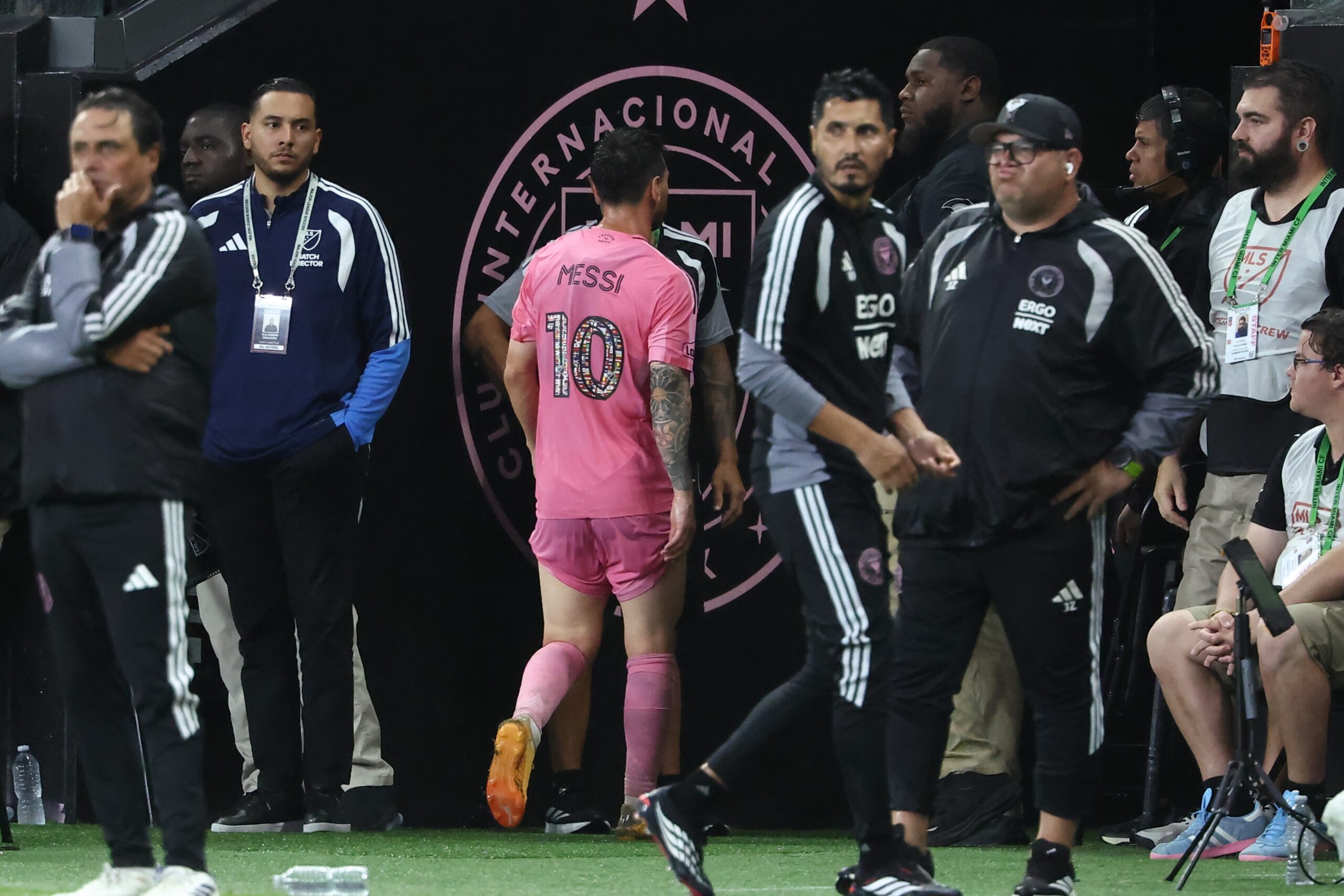 Messi vai passar por exames após deixar jogo do Inter Miami com dores e preocupa a Argentina
