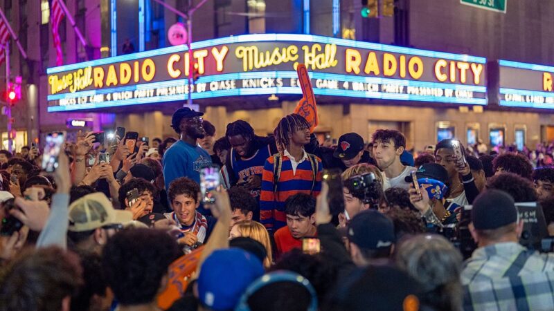 Ruas de Nova York são tomadas por fãs dos Knicks em festa pela vaga na final da NBA após 27 anos