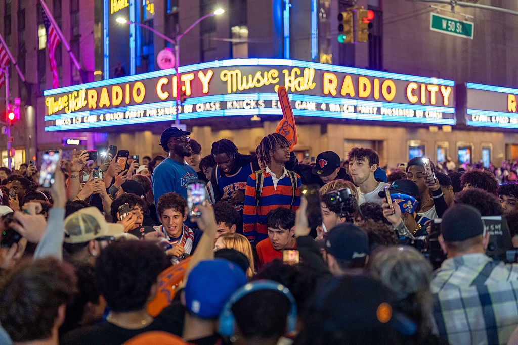 Ruas de Nova York são tomadas por fãs dos Knicks em festa pela vaga na final da NBA após 27 anos