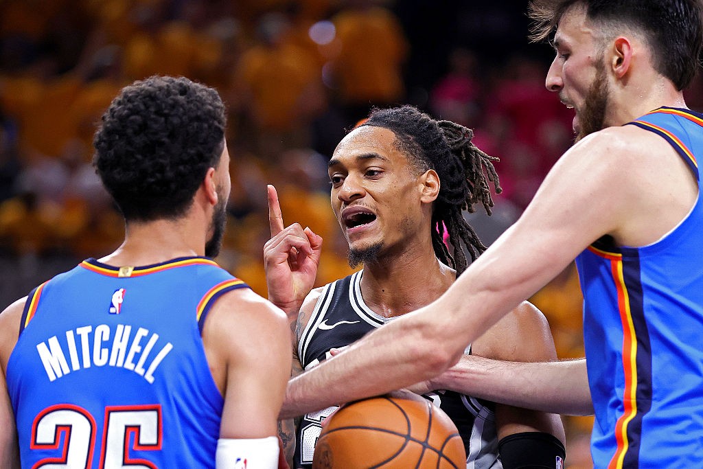 Thunder vence Spurs em jogo marcado por confusão e abre 2 a 1 na final da Conferência Oeste