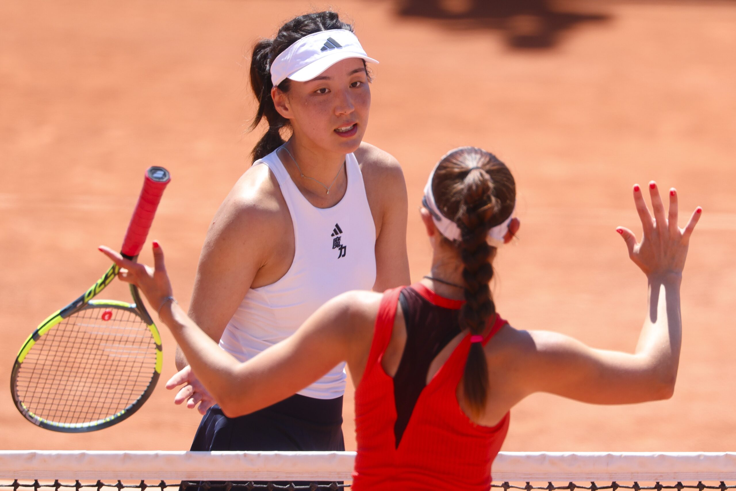 Tenistas discutem e recusam aperto de mãos após suspeita de trapaça em Roland Garros; veja
