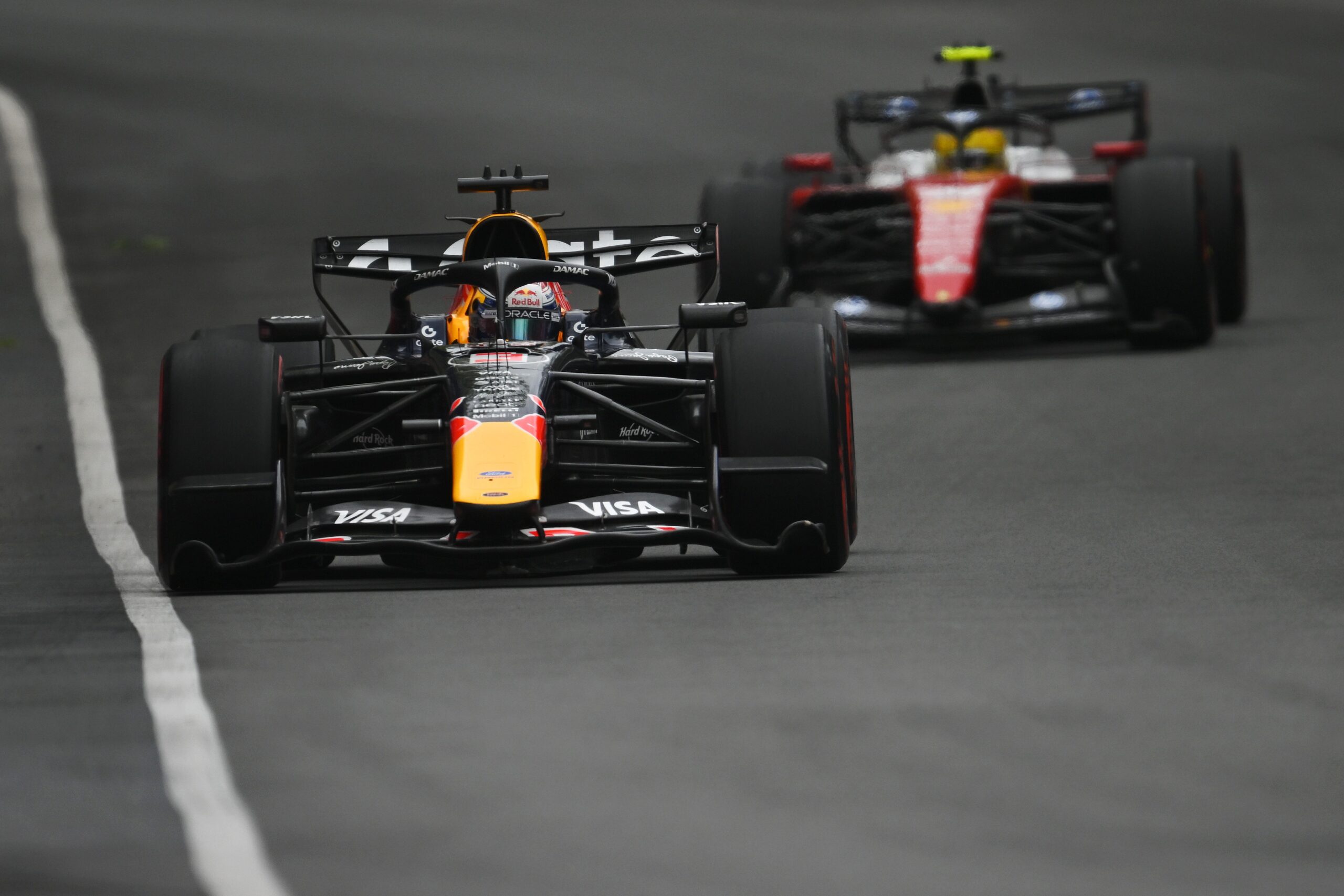 Hamilton vibra com melhor resultado na Ferrari: “Amo esse emprego”