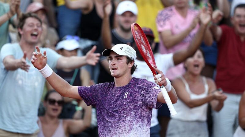 João Fonseca enfrenta Novak Djokovic em Roland Garros; veja horário e onde assistir