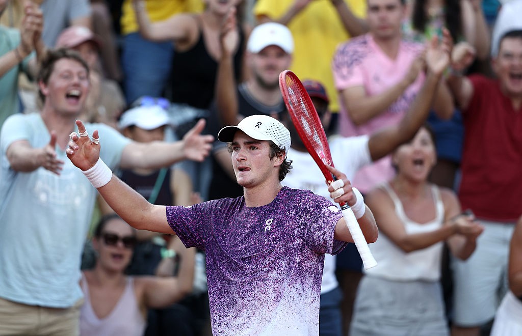 João Fonseca enfrenta Novak Djokovic em Roland Garros; veja horário e onde assistir
