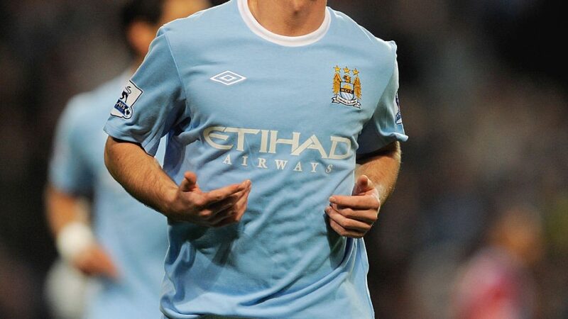 Ex-Manchester City sofre lesão grave em lance chocante na Inglaterra; veja vídeo