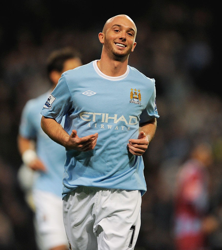 Ex-Manchester City sofre lesão grave em lance chocante na Inglaterra; veja vídeo