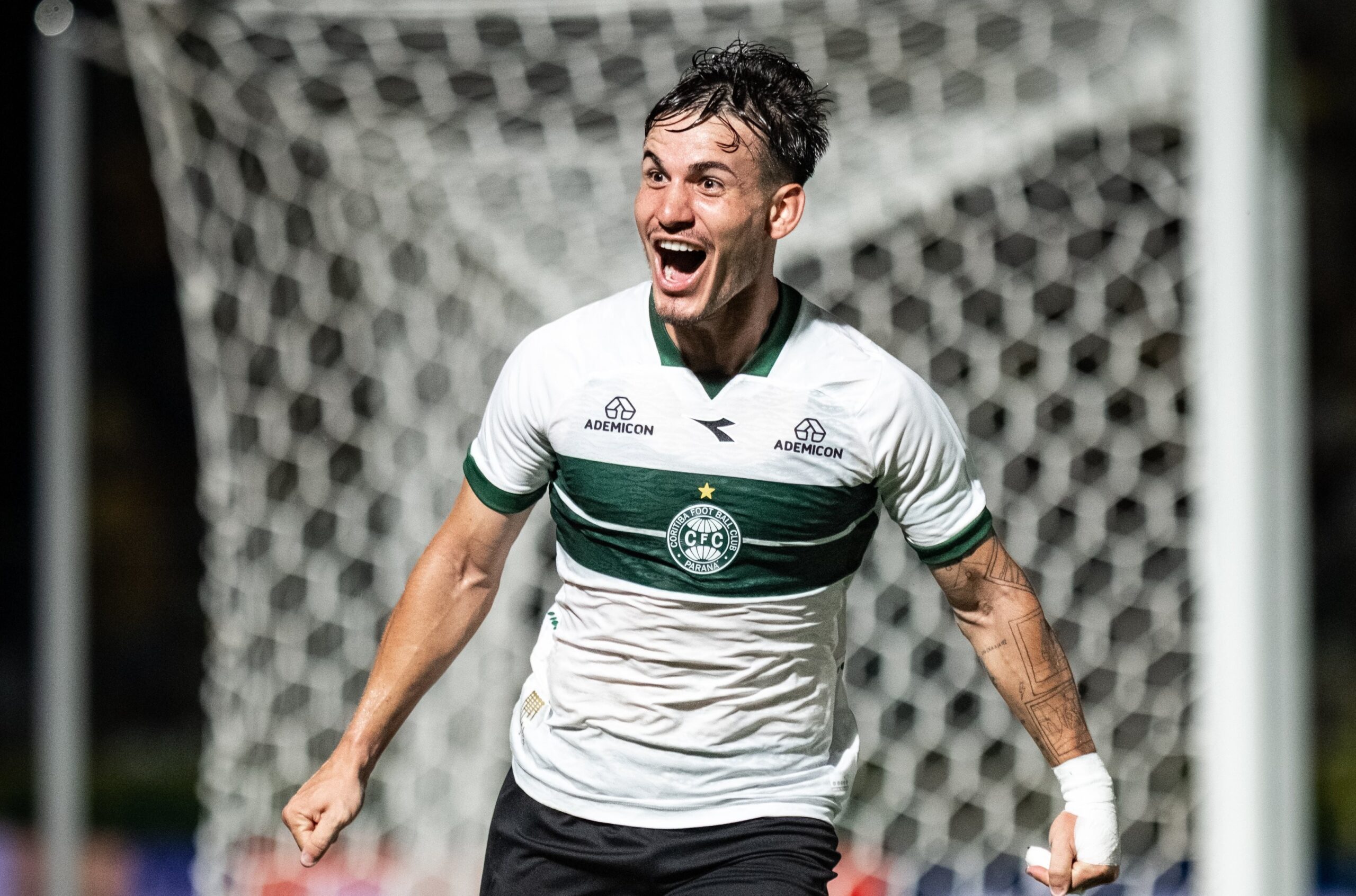 De reserva no Fluminense ao brilho no Coritiba: Lavega vira destaque e supera Canobbio em gols na Série A