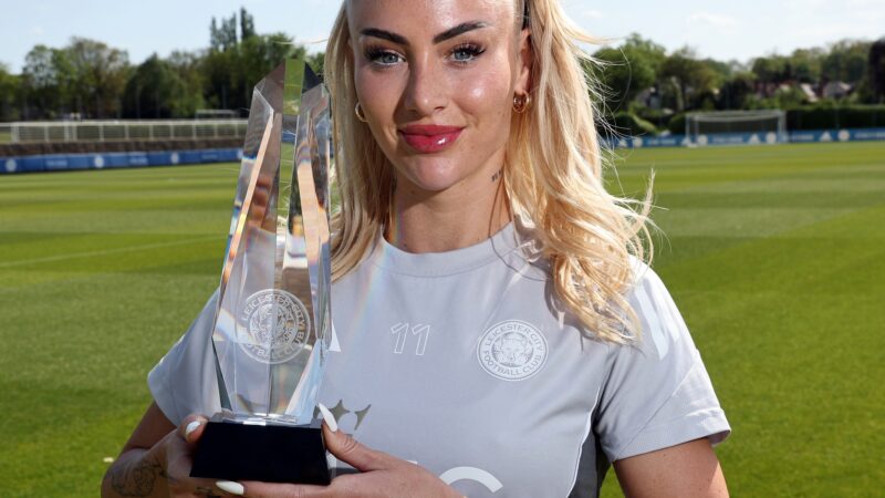 Alisha Lehman é eleita melhor jogadora da temporada após 9 jogos e causa polêmica no Leicester