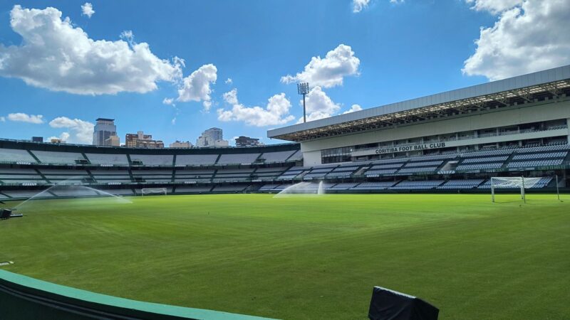 Coritiba finaliza manutenção do gramado do Couto Pereira; veja