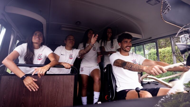 Na prática: Gustavo Henrique dirige ônibus em lançamento do uniforme do Corinthians